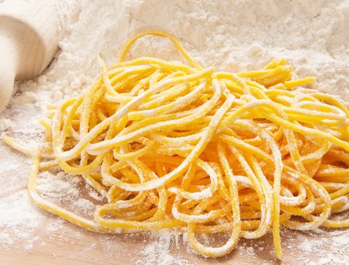 Spaghetti-alla-chitarra-fatti-a-mano