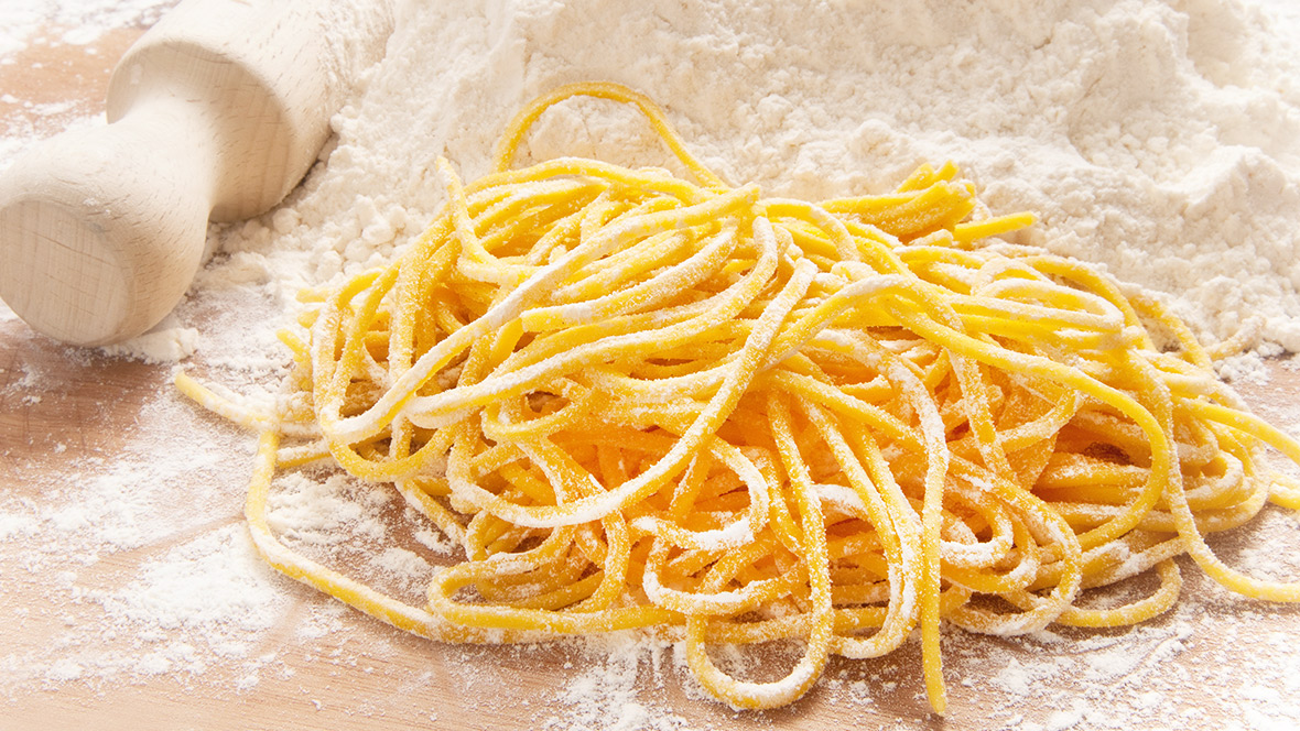 Spaghetti-alla-chitarra-fatti-a-mano